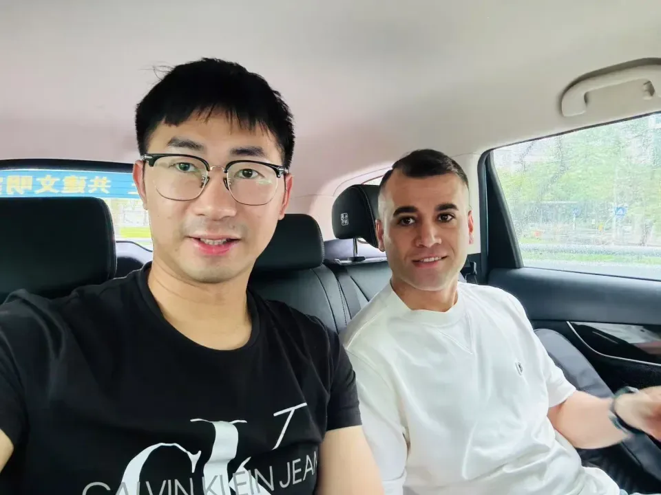 Dos colegas en el asiento trasero de un coche, de camino a recoger a un cliente